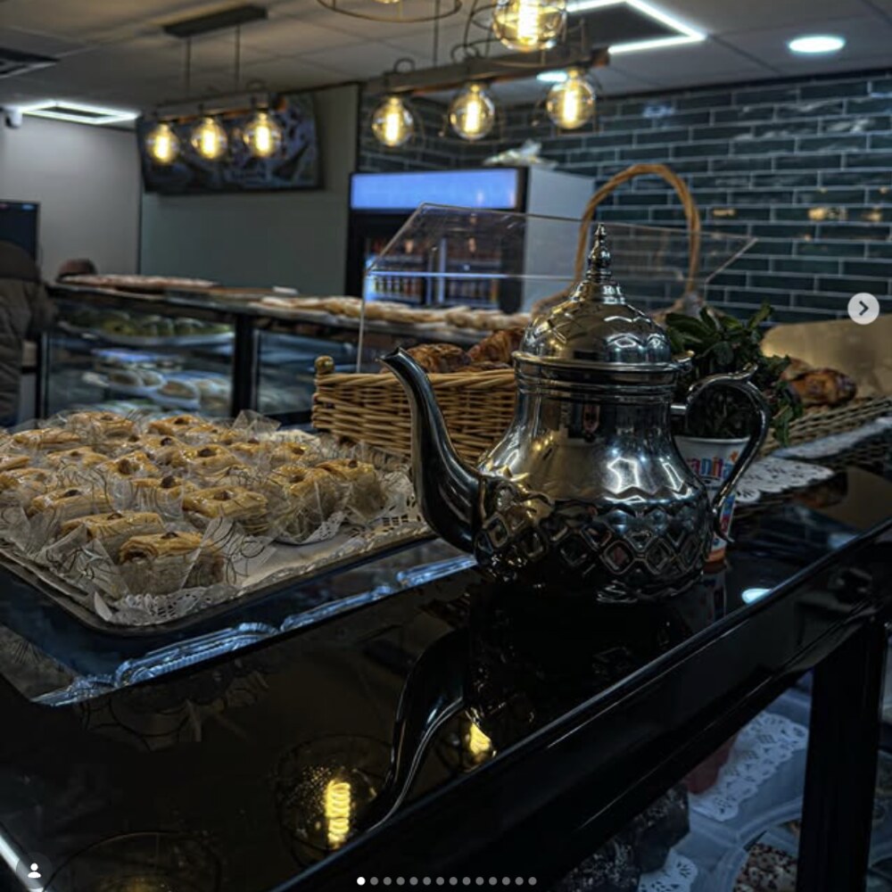 Ambiance chaleureuse du TipTop Coffee Shop, pâtisseries orientales