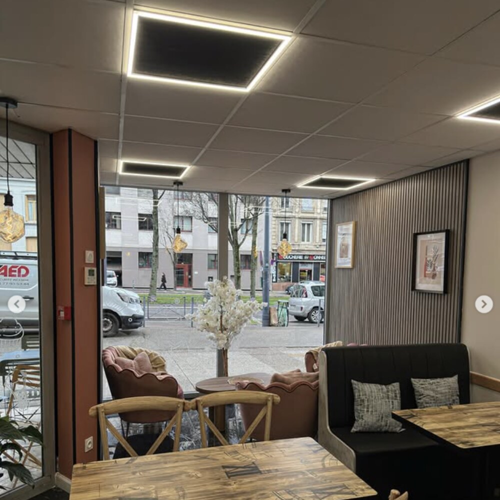 Salle cosy du TipTop Coffee Shop à Saint-Étienne