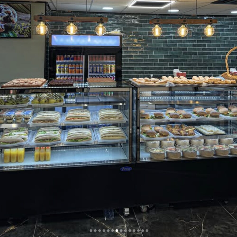 Vitrine de sandwichs et salades fraîches du TipTop Coffee Shop